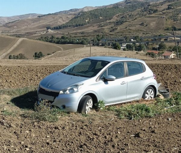 Vehículos - Peugeot y Ford y remolque Cardi - Quiebra 13/2018 - Tribunal de Caltanissetta - Venta 6