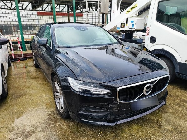 Volvo S90 D4 - Capital Goods from Leasing - Intrum Italy S.p.A.