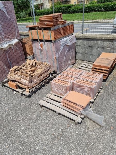 Materiały budowlane - Betoniarnia, cegły - Wózki widłowe - Licytacja sądowa - 3/2024 - Sąd we Florencji
