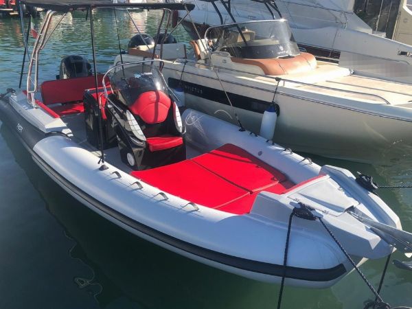 Гумова лодка с кормило на вятъра - Адм.Съд. №4499/2016 - Съд в Катандзаро