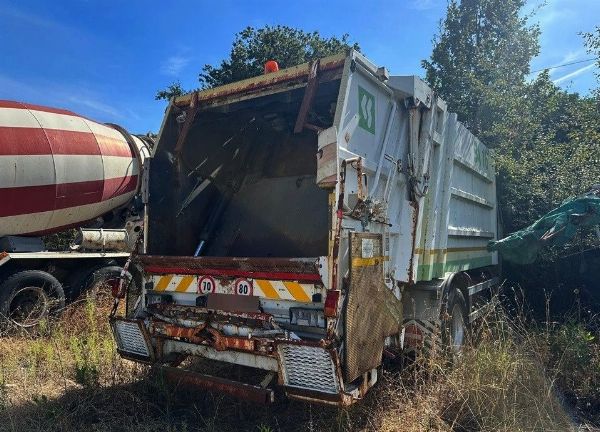 Fahrzeuge - Maserati und Mercedes - Müllwagen und Ford Transporter - A.G 153/2021- Catanzaro 24710/2018 Gip Roma - Verkauf 2