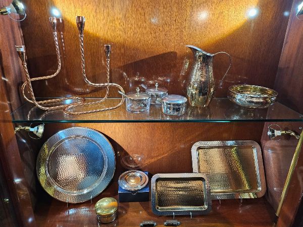 Lotti di decorazione, argenteria, cristalleria, gioielleria e articoli da regalo