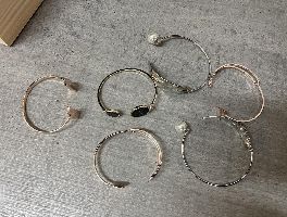 Stock di orologi, cinturini Apple Watch e bigiotteria