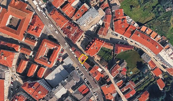 Quattro abitazioni e un locale commerciale nello stesso edificio, insieme a tre terreni urbani contigui, a Betanzos (A Coruña)