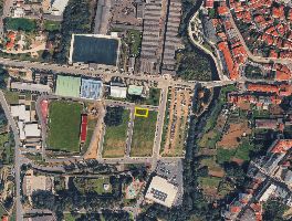 Quattro abitazioni e un locale commerciale nello stesso edificio, insieme a tre terreni urbani contigui, a Betanzos (A Coruña)