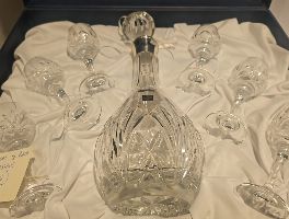 Collezione di pezzi in argento, cristallo e oggetti decorativi