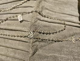 Collezione di pezzi in argento, cristallo e oggetti decorativi