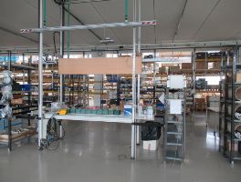 Attrezzature varie e stock di profili in alluminio