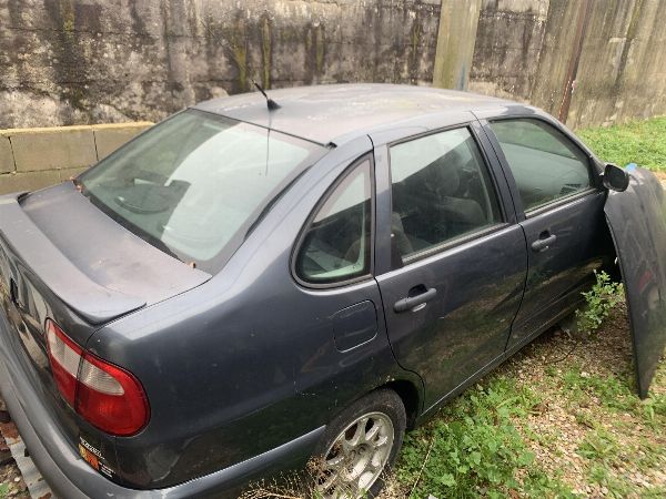 Un veicolo, dieci congelatori e materiale vario a Ponteareas, Pontevedra