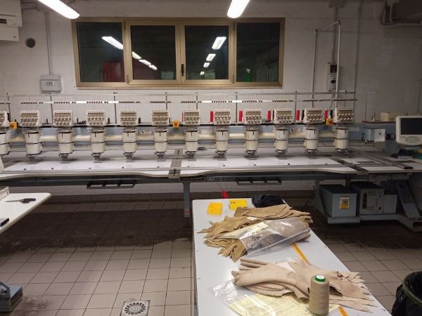 Macchine da ricamo, - Magazzino filati, arredi e attrezzature