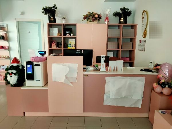 Stock di prodotti cosmetici, - Arredi negozio e attrezzature