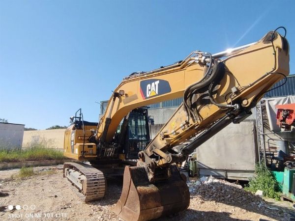 Escavatore cingolato Caterpillar 323 - Frantoio mobile Sandvik QJ241