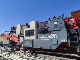 Escavatore cingolato Caterpillar 323 - Frantoio mobile Sandvik QJ241