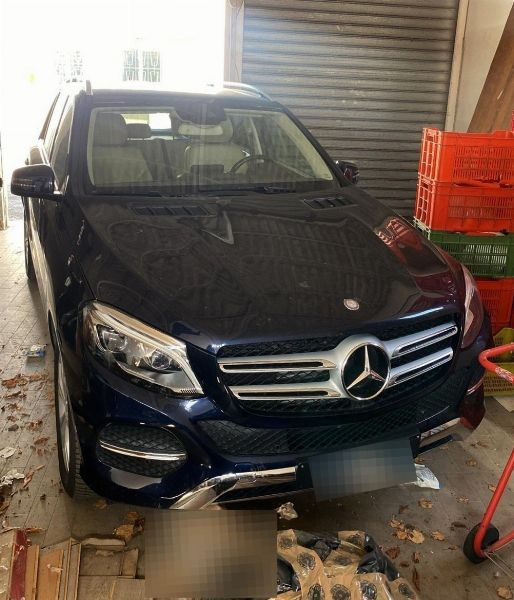 Auto, - Mercedes GLE e furgone Volkswagen