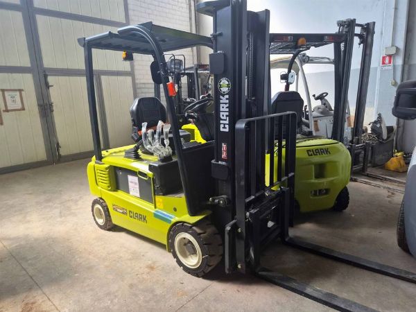 N. 6 carrelli elevatori Clark