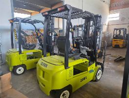 N. 6 carrelli elevatori Clark